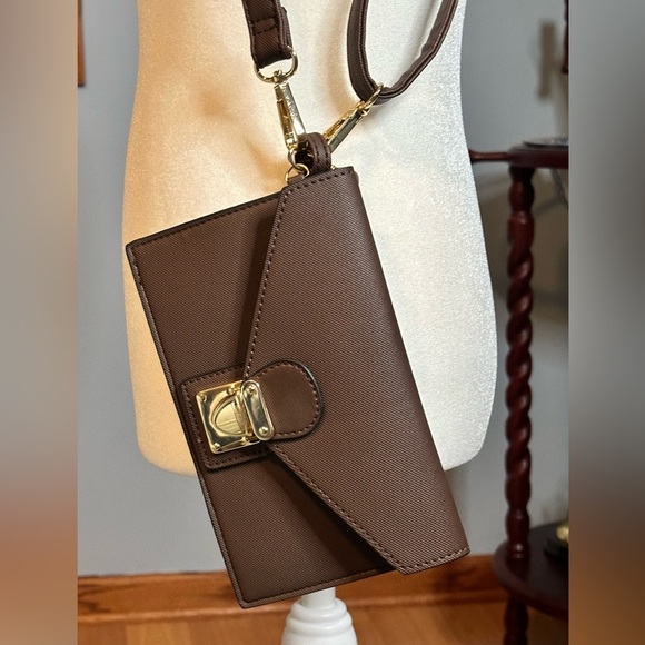 Unbranded Small Brown Faux Leather Wristlet Purse Wallet Gold Hardware Closure - Picture 1 of 12